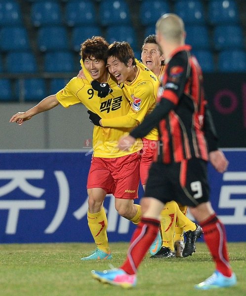 성남 일화 김동섭(왼쪽)이 FC서울과 7라운드 홈 경기에서 선제골을 넣은 뒤 동료들의 축하를 받고 있다. 성남｜김종원 기자 won@donga.com 트위터 @beanjjun