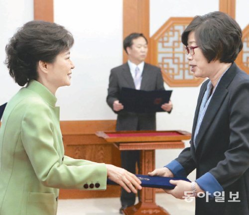 박근혜 대통령(왼쪽)이 17일 청와대에서 윤진숙 해양수산부 장관에게 임명장을 수여하고 있다. 윤 장관은 정부조직법 개정안 통과 지연과 자질 부족 논란 등으로 지명된 지 두 달 만에 임명장을 받았다. 청와대사진기자단