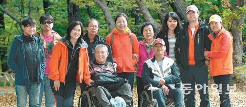김정미 소장(뒷줄 가운데)과 부산 해운대 장애인자립생활센터 직원들. 이들의 꿈은 더 많은 장애인들이 자립해 재능을 펼치며 사는 것이다. 해운대 장애인자립생활센터 제공