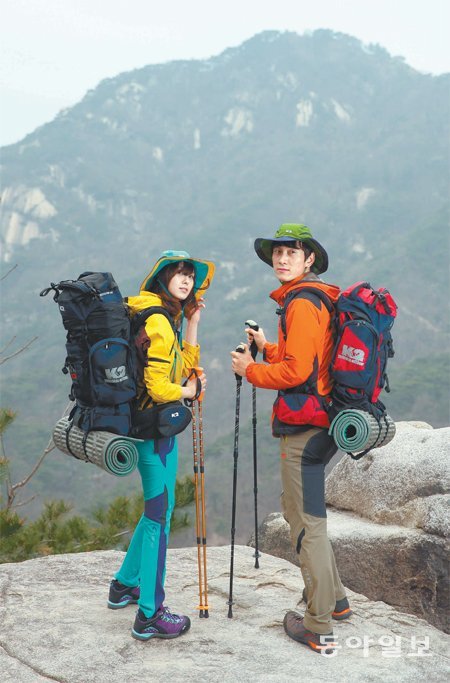 짐을 꾸릴 때는 가벼운 것은 아래로, 무거운 것은 위로 오게 싸는 것이 좋다. 그래야 짐이 더 가볍게 느껴진다. 텐트에 넣을 매트리스는 사진처럼 말아서 배낭 밑에 매달면 된다. 등산용 스틱은 길이가 조절되는 것이 편하다. 신원건 기자 laputa@donga.com