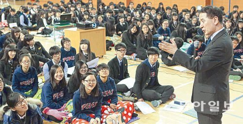 김용민 포스텍 총장(오른쪽)이 12일 대구 포산고에서 ‘꿈 목표 실천’을 주제로 학생들과 대화를 하고 있다. 포스텍 제공