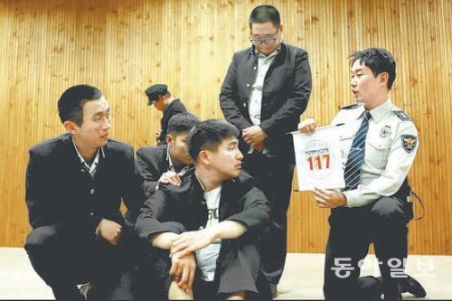 경북지방경찰청 의경들이 학교폭력 예방을 주제로 뮤지컬을 제작했다. 사진은 피해 학생에게 117학교폭력신고센터를 소개하는 장면. 경북지방경찰청 제공