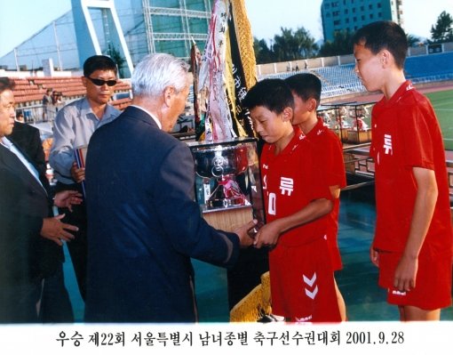 김보경(오른쪽 가운데)이 오류초 재학 때인 2001년 서울시 남녀종별선수권 시상식에서 우승 트로피를 받고 있다. 사진제공｜김보경 가족