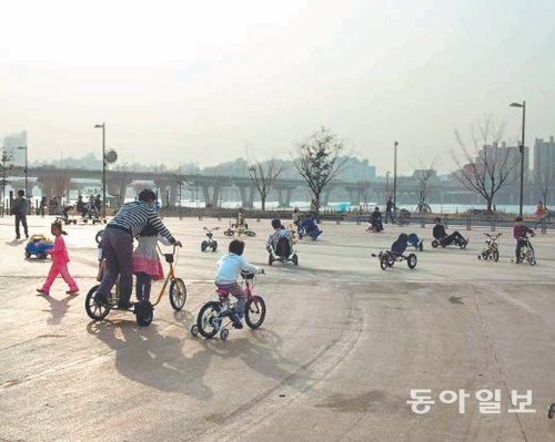 강동구 천호동 광나루자전거공원 이색자전거 체험장에서 시민들이 다양한 모양의 자전거를 즐기고 있다.

광나루자전거공원 제공