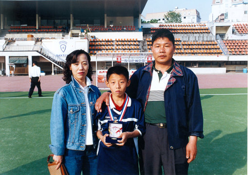 2001년 서울시 남녀초등학교 대회 우승 직후 부모와 함께 기념촬영을 한 김보경(가운데). 왼쪽은 어머니 박흥달 씨, 오른쪽은 아버지 김상호 씨. 사진제공｜김보경 가족