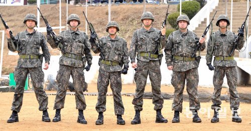 MBC 일밤의 새코너 ‘진짜 사나이’는 제대한 지 20년 만에 군대에 돌아온 김수로(오른쪽에서 세 번째)부터 호주 출신 샘 해밍턴(오른쪽에서 두 번째)까지 다양한 참가자의 고생담을 그린다. MBC 제공