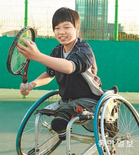 서브를 준비하고 있는 휠체어테니스 유망주 임호원. 그는 “라켓을 잡고 있을 때가 가장 행복하다”고 말했다. 대한장애인체육회 제공