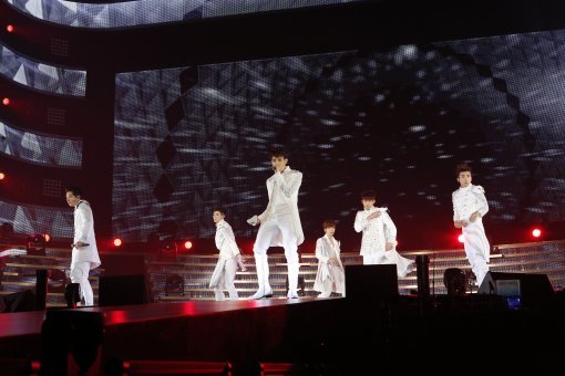 ‘비바람도 우리를 막을 수 없다.’ 2년 만에 ‘꿈의 무대’인 일본 도쿄돔에서 콘서트를 열고 11만 관객을 흥분시킨 ‘짐승돌’ 2PM이 열광적인 무대 매너를 선보이고 있다. 사진제공｜JYP엔터테인먼트