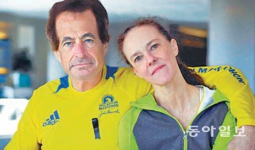 미국 보스턴 마라톤 완주 직후 폭탄테러의 끔찍한 기억을 이겨내고 21일 영국 런던 마라톤에 참가한 존 다리츠 씨(왼쪽)와 아내 케이시 씨. 사진 출처 선데이타임스