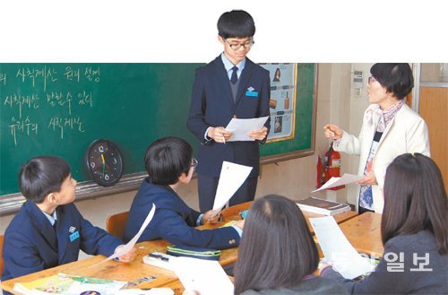 18일 경기 수원북중학교 1학년 학생들이 수학 서술형·논술형평가 문제를 푼 뒤 자신의 풀이방법을 친구에게 설명하는 수업을 하고 있다.