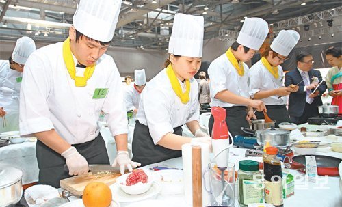 ‘2012 서울국제조리학교&학원전’의 부대행사로 열린 요리경연대회에서 참가자들이 실력을 겨루고 있다. KOTRA 제공