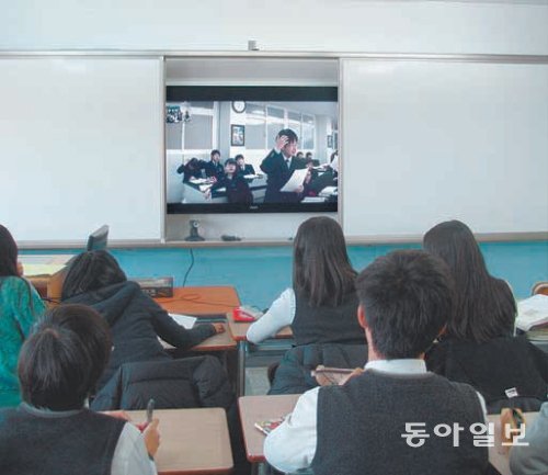 연평중학교 학생들이 삼산중학교 학생들과 화상교육시스템을 통해 중국어 수업을 함께 받고 있다. 연평중은 이 같은 화상 수업을 통해 중국어 전공 교사가 없는 문제점을 말끔히 해결했다. 연평초중고교 제공