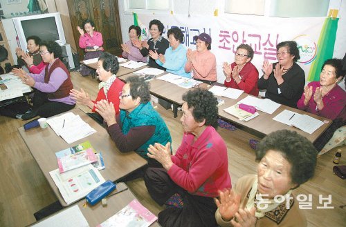 1월 전남 영암군 학산면 초안리 마을회관에서 왕인문해학교에 다니는 주민들이 글 공부를 하고 있다. 영암군 제공