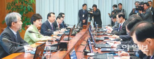 박근혜 대통령(왼쪽에서 두 번째)이 22일 청와대에서 열린 수석비서관회의에서 모두발언을 하고 있다. 박 대통령은 기업 투자 활성화를 위한 규제 완화를 당부했다. 청와대사진기자단