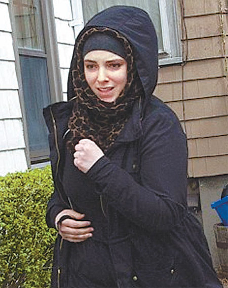 타메를란 차르나예프의 아내 캐서린 러셀이 20일 표범 무늬 히잡을 쓴 채 미국 로드아일랜드 주 노스킹스타운에 있는 친정집으로 가고 있다. 사진 출처 데일리메일