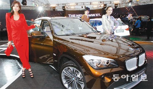 BMW의 ‘X1’은 왜건보다 조금 높은 차체로 여성 운전자들이 타고 내리기 편리하다는 평을 듣는다. 사진은 2010년 2월 서울 송파구 잠실 종합운동장에서 열린 X1 발표회 현장. 동아일보DB