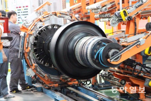 22일(현지 시간) 중국 충칭 시에 있는 한국타이어 1호기 공장에서 직원이 타이어의 기초 형태를 잡는 성형 작업을 하고 있다. 중국 타이어 시장에서 점유율 1위(2012년 약 15%)를 달리고 있는 한국타이어는 충칭 공장을 기반으로 2020년까지 점유율을 18%로 높일 계획이다. 한국타이어 제공