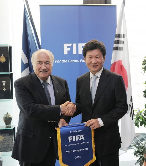 정몽규 대한축구협회장(오른쪽)과 제프 블래터 FIFA 회장. 사진제공｜FIFA/Foto-Net
