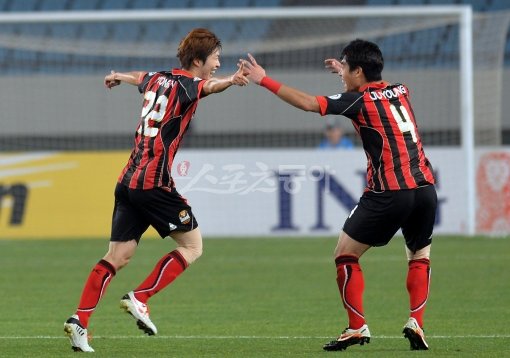 FC서울 고명진(왼쪽)이 24일 장쑤 세인티(중국)와 AFC 챔피언스리그 원정경기에서 선제 결승골을 터뜨린 뒤 양 팔을 벌려 세리머니를 하고 있다. 난징(중국)｜사진공동취재단