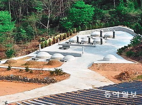 24일 전남 고흥군 한 야산의 문중 선산에서 묘 9기와 그 주변이 시멘트로 덮여 있다. 광남일보 제공