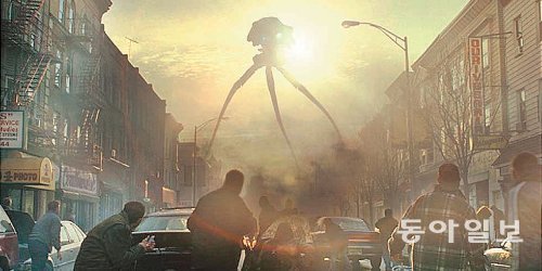 톰 크루즈 주연의 영화 ‘우주전쟁’에서 외계인이 미국의 도시를 침공하는 장면. 2005년 국내에서 개봉됐다. 동아일보DB
