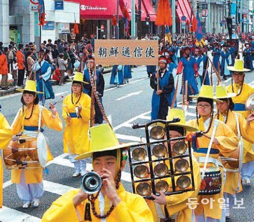 2010년 10월 일본 도쿄 중심부에서 열린 조선통신사 행렬 재현 행사 모습. 부산문화재단 제공