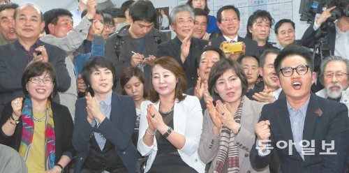“이겼다” 안철수 지지자들 환호 24일 밤 서울 노원병 국회의원 보궐선거에서 승리한 안철수 당선자의 선거사무소에서 자원봉사자들과 지지자들이 박수를 치며 환호하고 있다. 박영대 기자 sannae@donga.com