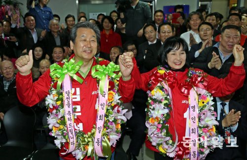 4·24 국회의원 재·보선에서 승리한 새누리당 김무성 당선자가 24일 오후 부산 영도 선거사무소에서 축하 화환을 목에 건 채 활짝 웃고 있다. 부산=서영수 기자 kuki@donga.com