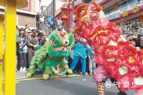 지난해 인천 중구 차이나타운에서 열린 한중문화축제에 참가한 중국 예술단원들이 사자춤을 공연하고 있다. 올해는 인천항 개항 130주년을 맞아 ‘인천∼중국 문화관광 페스티벌’로 이름을 바꿔 다음 달 열린다. 인천시 제공
