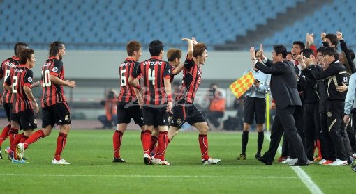 고명진(가운데 양 팔 들고 있는 선수)이 AFC 챔피언스리그 장쑤(중국) 원정에서 결승골을 넣자 최용수 감독을 비롯한 선수단이 함께 세리머니를 하고 있다. 난징(중국)｜사진공동취재단