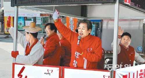 4·24 부산 영도 재선거에서 승리한 김무성 새누리당 의원이 25일 오전 유세 차량을 타고 영도 일대를 돌며 지역 주민들에게 감사인사를 하고 있다. 부산=서영수 기자 kuki@donga.com