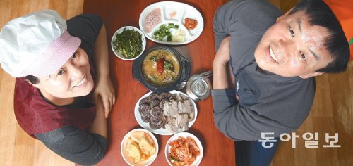 가격도 착하다. 8000원짜리 순댓국 정식을 시키면 순대와 머리고기가 한 접시 푸짐하게 따라 나온다. 이채호(오른쪽) 김미정 씨 부부는 “부족한 것보다 넉넉한 게 좋지 않겠느냐”며 웃었다. 신원건 기자 laputa@donga.com