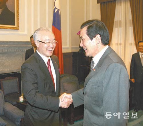 2013년 3월 백용기 회장(왼쪽)의 훈장 수상을 축하하는 마잉주 대만 총통. 서울타이베이클럽 제공