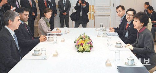 朴대통령 “구글과 시너지효과 기쁘다” 래리 페이지 구글 최고경영자(왼쪽)가 26일 오후 청와대에서 박근혜 대통령(오른쪽)과 만나 창조경제 및 한국 기업과의 시너지 효과에 대해 이야기를 나누고 있다. 청와대사진기자단