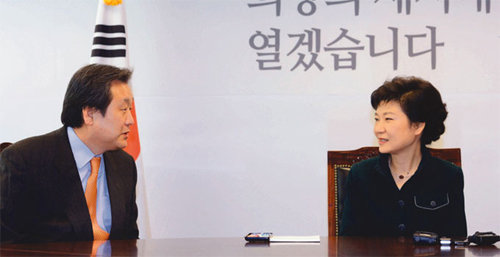 1월 18일 서울 종로구 통의동 집무실에서 박근혜 당시 대통령 당선인(오른쪽)이 중국 특사로 파견하는 김무성 전 선대위 총괄본부장과 환담하고 있다.