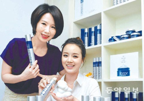 피현정 씨(왼쪽)가 한국화장품과 내놓은 ‘피현정 에디션’은 홈쇼핑에서 ‘완판’ 기록을 세우고 있다. 피 씨는 자신의 인지도와 경험을 바탕으로 활동하는 ‘1인 휴먼 브랜드’ 사례 중 하나로 꼽힌다. 한국화장품 제공