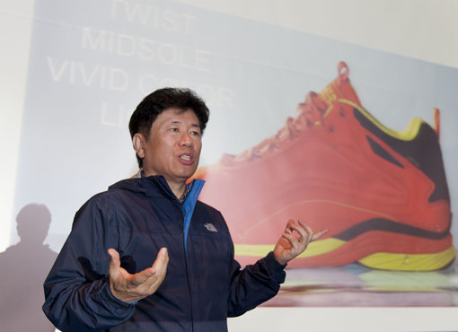 노스페이스 신발기획팀 반무영 상무가 올해 주력제품군인 ‘다이나믹 하이킹 컬렉션’에 대해 설명하고 있다. 사진제공｜노스페이스