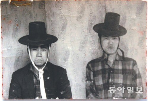 1964년 가을을 감옥에서 보내고 출소한 김지하가 그해 겨울 경북 영덕이 고향인 친구 박재일(왼쪽) 결혼에 함 지러 갔다가 찍은 사진. 구식결혼이라 갓을 썼다. 김지하 제공