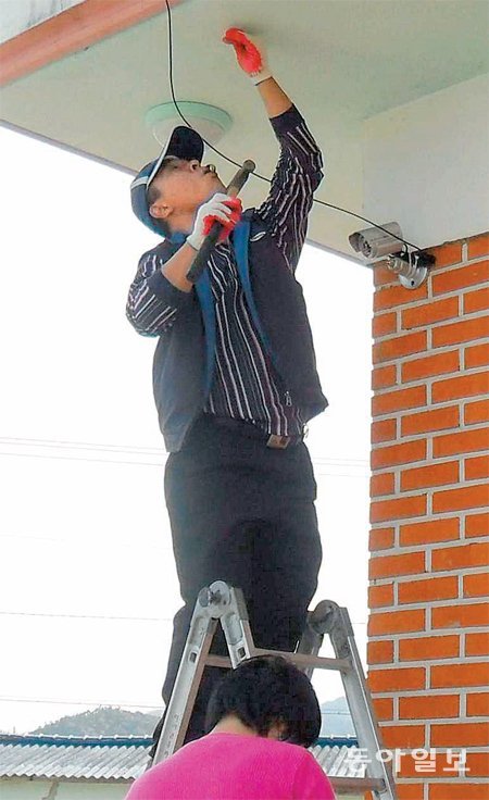 18일 전남 장흥군의 지적장애를 앓고 있는 A 씨(21) 자매 집에 이명호 씨(47)가 CCTV 2대와 컴퓨터를 무료로 설치하고 있다. 장흥경찰서 제공