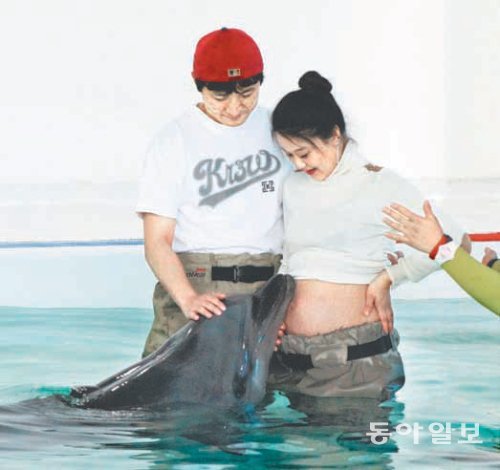 제주 서귀포시 안덕면지역 한 돌고래 체험관에서 임신부들이 돌고래와 교감을 나누는 태교여행을 했다. 임재영 기자 jy788@donga.com