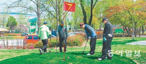 5월 1일 정식 개장을 앞둔 서울 송파구 잠실동 서울종합운동장 체육공원 내 파크골프장에서 노인들이 ‘파크골프’를 즐기고 있다. 파크골프는 기존 골프장의 1∼2% 크기의 좁은 면적에서 간단한 장비로 누구나 즐길 수 있도록 개발된 골프다. 서울시 제공