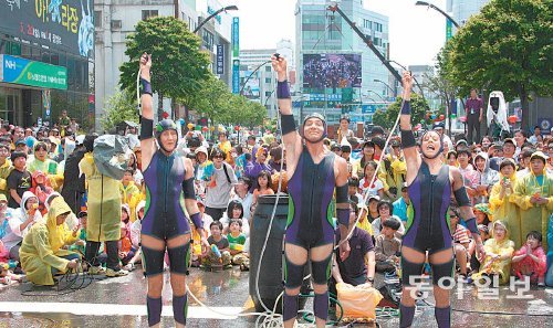 지난해 춘천마임축제 개막 난장인 ‘아! 水라장’. 5월 춘천에서는 마임축제를 비롯해 다양한 축제와 문화 공연이 펼쳐진다. 동아일보DB