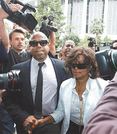 마이클 잭슨의 누나인 레비 씨(오른쪽)와 동생 랜디 씨가 지난달 29일 미국 로스앤젤레스 법정에 들어서고 있다. 사진 출처 뉴욕데일리 홈페이지