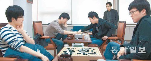 한국기원에서 열린 제57기 국수전 예선 결승전 마지막 2경기. 김지석 9단(앞줄 왼쪽)이 김형우 6단에게, 박영훈 9단(뒷줄 왼쪽)이 김세동 4단에게 각각 승리해 본선에 올랐다. 사이버오로 제공