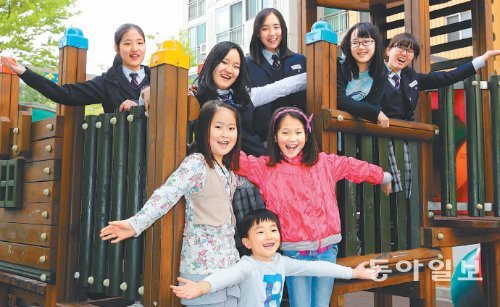 “대전에 살아서 행복해요.” 대전 지역 청소년들이 대전 유성구 장대동의 한 아파트 놀이터에 모여 활짝 웃는 모습. 어린이날(5일)을 앞두고 발표된 어린이행복종합지수에서 16개 시도 중 대전 어린이들이 가장 행복한 것으로 나타났다. 대전=이훈구 기자 ufo@donga.com