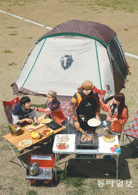 실내건 실외건 맛있는 음식을 폼 나게 먹어야 행복한 법이다. 번거롭다고 ‘끼니를 때우는’ 건 아웃도어 활동에 대한 모독이다. 아웃도어 전문브랜드 블랙야크 관계자들이 지난달 30일 경기 파주시 문발동의 잔디밭에서 여러가지 아웃도어 요리들을 직접 만들어 보이고 있다. 파주=신원건 기자 laputa@donga.com