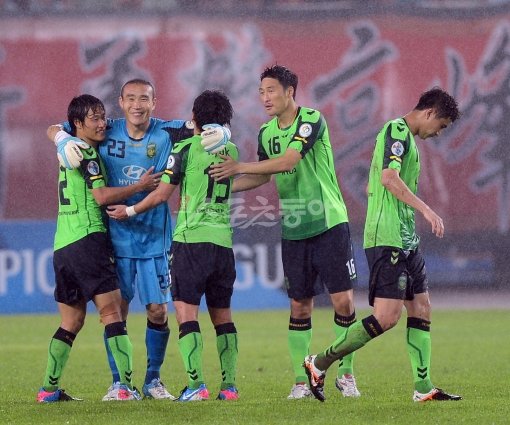 FC서울과 전북 현대가 2013 AFC 챔피언스리그 16강에 올랐다. 중국의 성장세가 두드러졌다. 1일 광저우 에버그란데 원정에서 16강 진출 기쁨을 나누는 전북 선수들. 광저우(중국)｜사진공동취재단