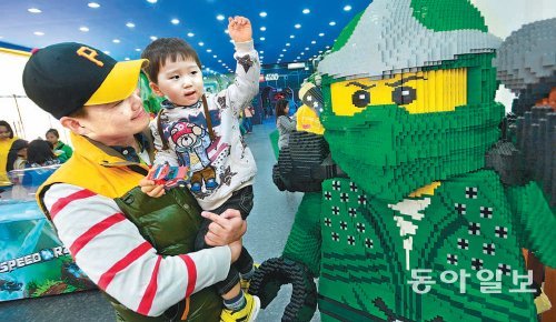 에버랜드에서 열린 ‘에버랜드 레고 체험전’에 있는 ‘닌자고’ 대형 캐릭터. 레고는 아이와 어른이 함께 즐기는 블록 장난감으로 꾸준히 인기를 얻고 있다. 에버랜드 제공