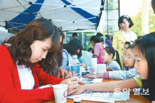 제91회 어린이날을 맞아 충청 강원 곳곳에서 다채로운 축하 행사가 열린다. 사진은 지난해 한남대가 마련한 페이스페인팅 행사. 한남대 제공