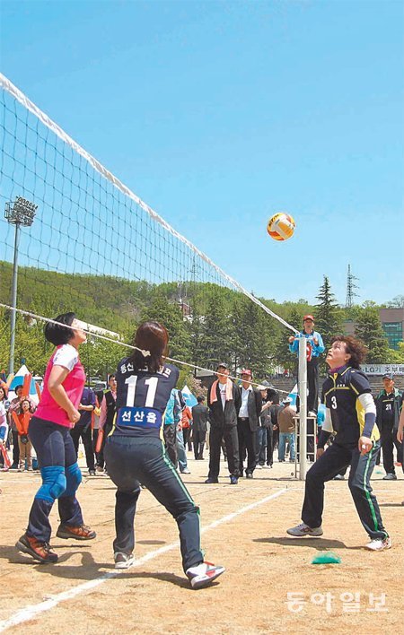 경북 구미의 LG기 주부배구대회가 시민들이 화합하는 축제로 자리 잡고 있다. 사진은 지난해 구미전자공고에서 열린 20회 대회 경기 모습.